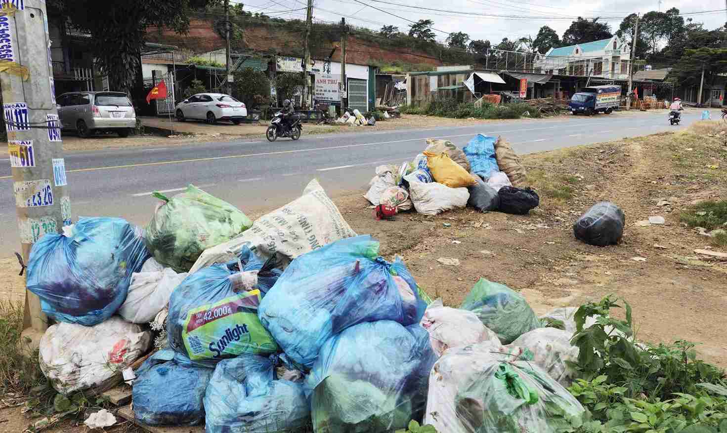 Rac thai u dong tren Quoc lo 20 qua dia ban xa Di Linh. Anh: Phuc Khanh 