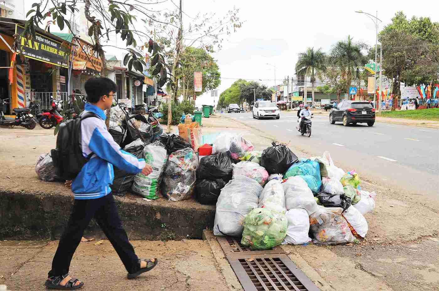 Rac thai u dong tren Quoc lo 20 tran xuong ca le duong gay mat my quan. Anh: Phuc Khanh 