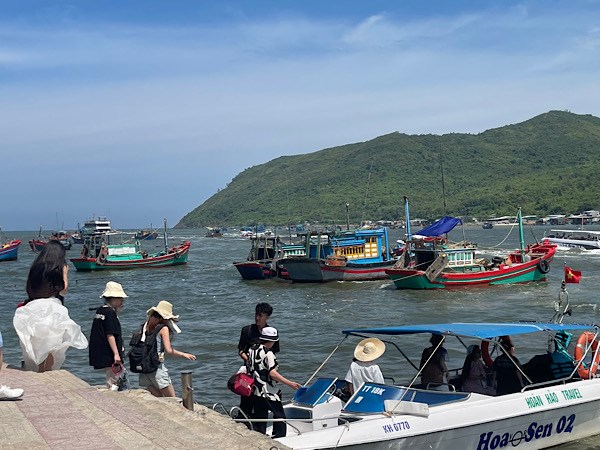 Khanh Hoa has just announced the collection of tourist fees for island routes in Nha Trang Bay. Photo: Phuong Linh