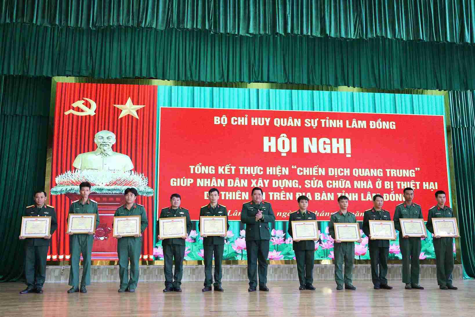 Dai ta Dinh Hong Tieng,Chi huy truong Bo CHQS tinh trao giay khen cho cac tap the, ca nhan hoan thanh xuat sac nhiem vu trong “Chien dich Quang Trung“. Anh: Phan Tuan