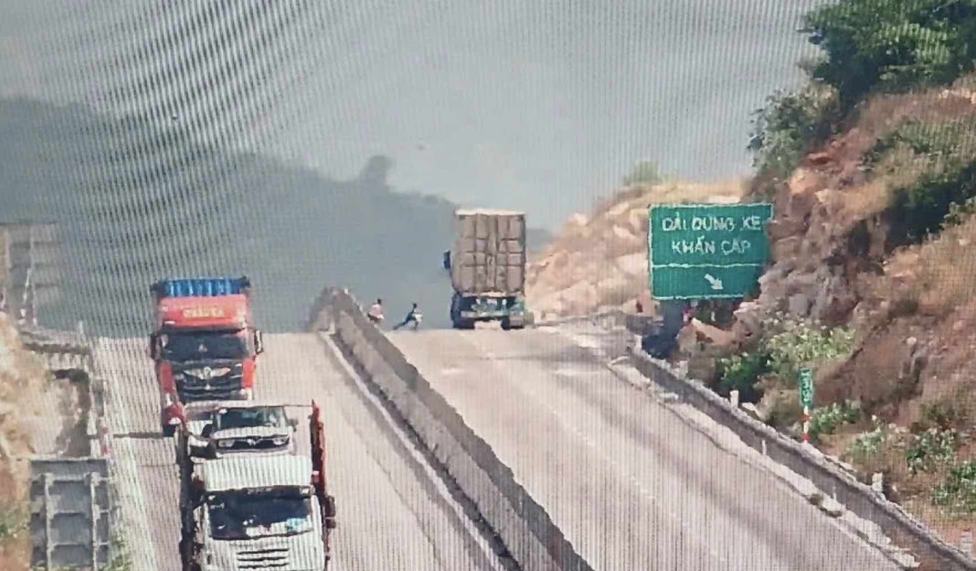 Công an xã ở Khánh Hòa kịp thời phát hiện, ngăn chặn 3 thiếu niên trèo rào vào cao tốc chơi đùa. Ảnh: Công an xã Công Hải