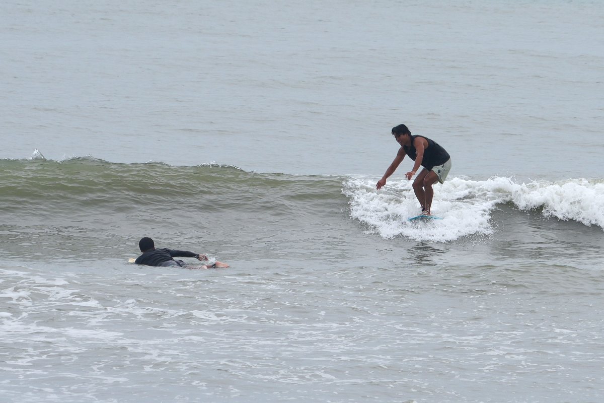 Du khach choi luot song tren bien Vung Tau. Anh: Thanh An