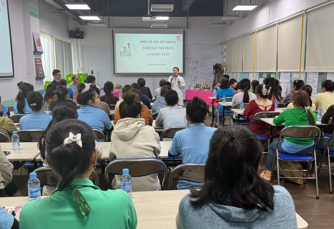 Buoi sinh hoat Cau lac bo Ba bau va nuoi con nho do Cong doan co so Cong ty TNHH Freeview Industrial (Viet Nam) to chuc, duoc cac bac si chuyen khoa cua Benh vien Phuong Chau dam trach. Anh: Thanh Mai