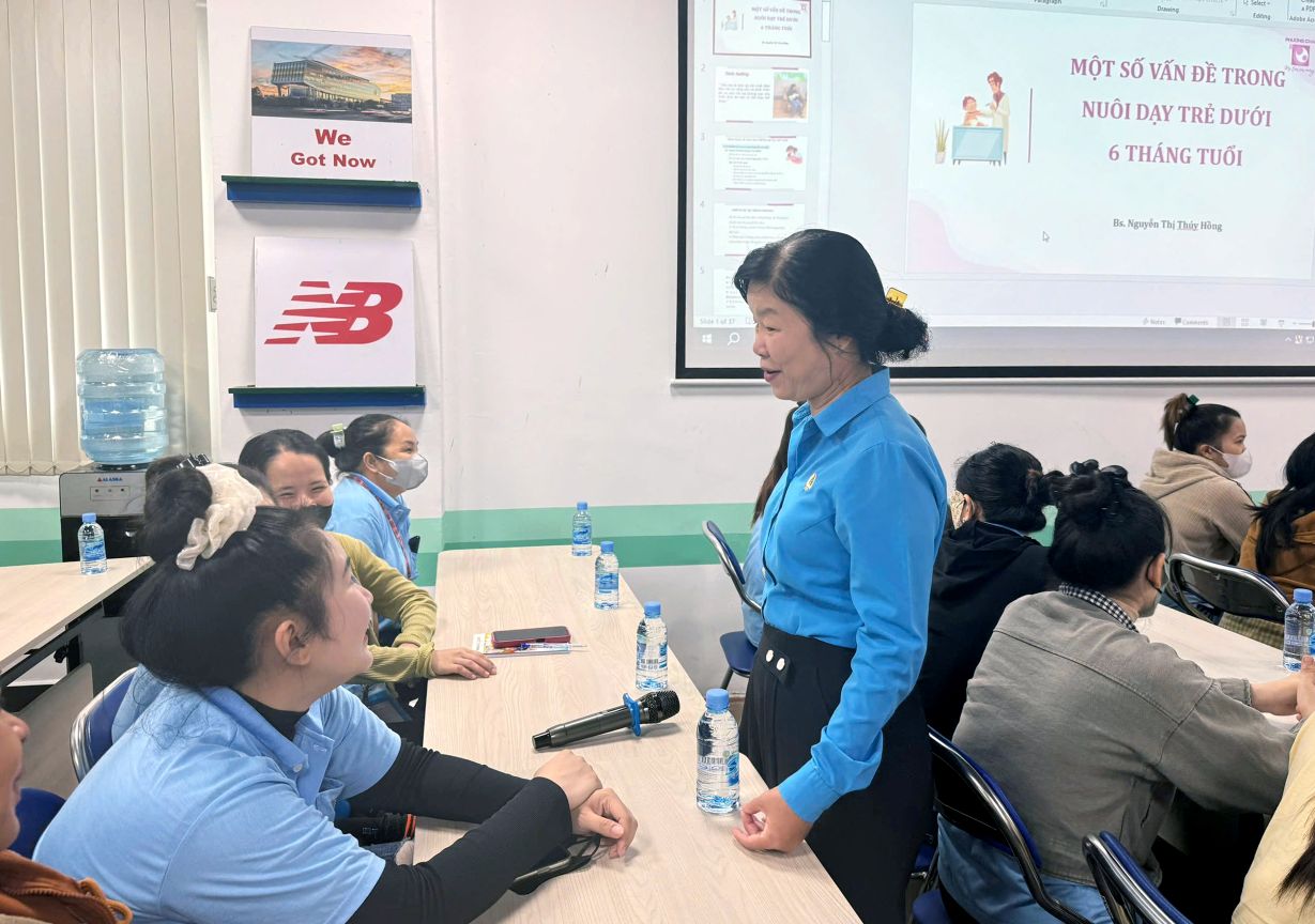 Truoc gio sinh hoat, Chu tich Lien doan lao dong tinh Dong Thap Huynh Thi Tuyet Vui den tan ban tham hoi suc khoe cac nu doan vien. Anh: Thanh Mai