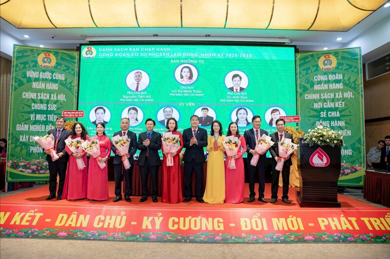 The Executive Committee of the grassroots Trade Union of Lam Dong Provincial Social Policy Bank for the term 2025 - 2030 is launched at the congress. Photo: Lam Duc