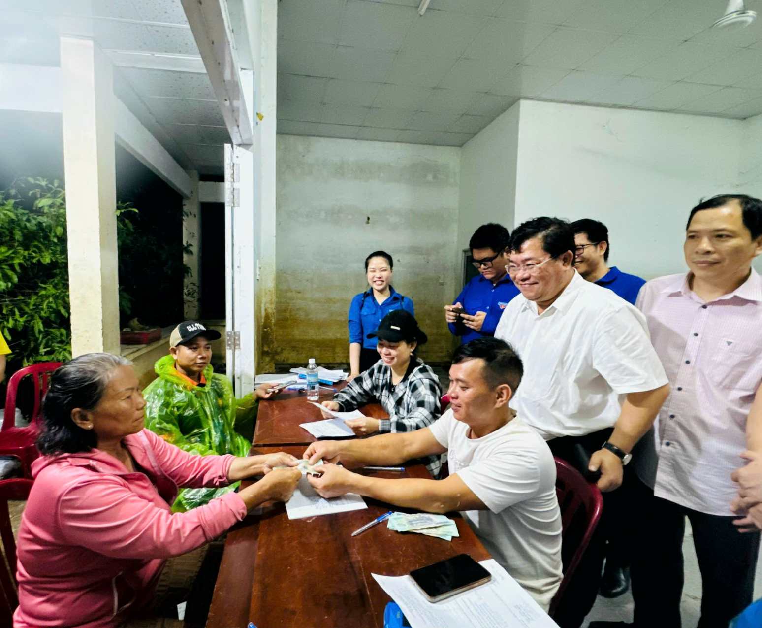Doan Thanh nien So Tai chinh Khanh Hoa xuong co so ho tro chi tra truc tiep cac doi tuong bi anh huong mua lu trong thang 11.2025. Anh: Khanh Hoa
