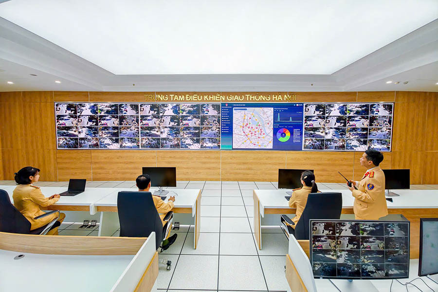 Ben trong Trung tam dieu khien giao thong giao thong Ha Noi - “dau nao” van hanh he thong camera AI. Anh: To The