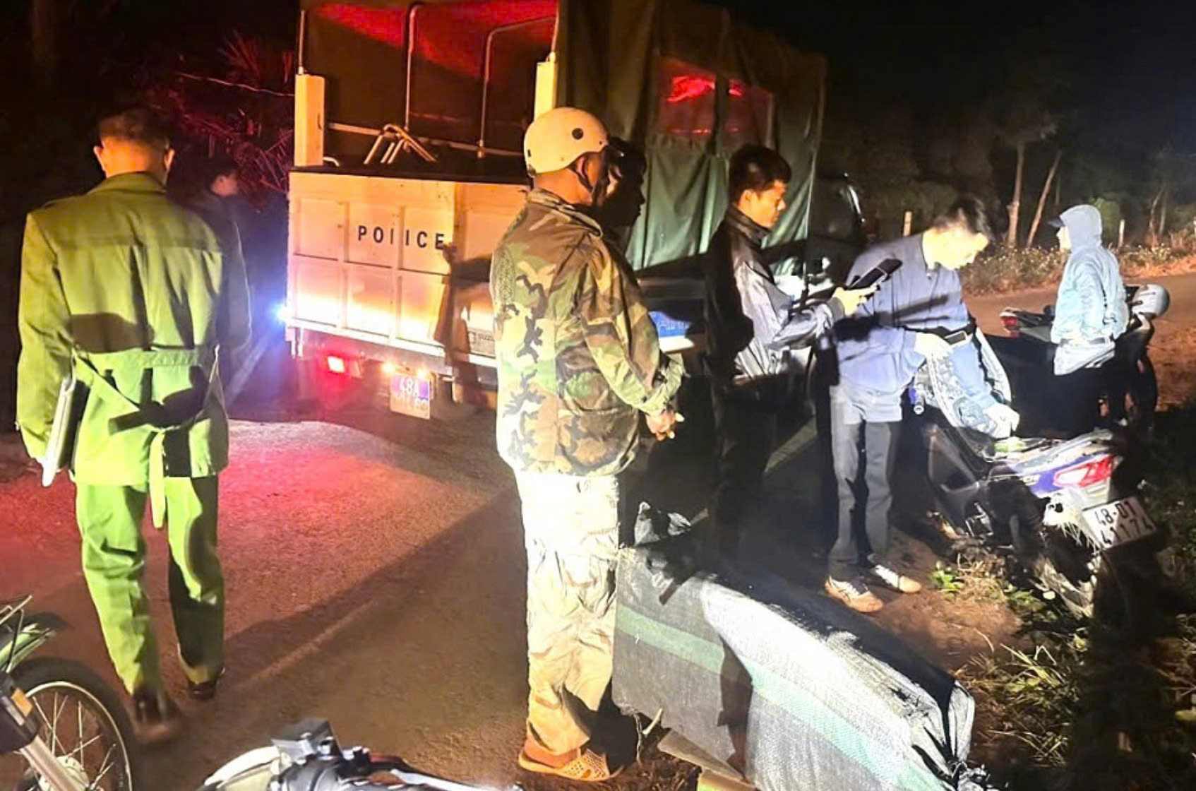 Các đối tượng đang vận chuyển pháo hoa nổ thì bị lực lượng công an chặn đầu bắt giữ. Ảnh: Công an cung cấp 