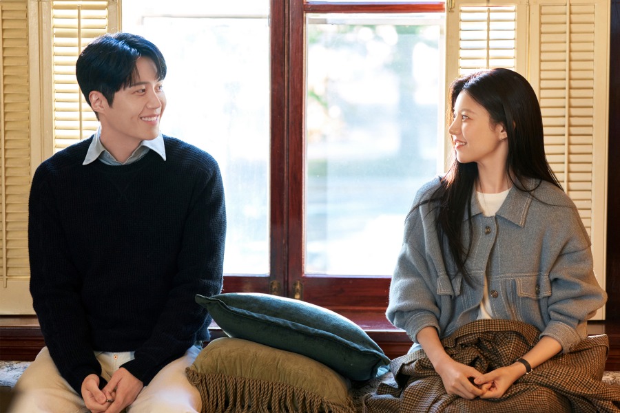 Kim Seon Ho, Go Yoon Jung praised as a beautiful couple. Photo: Netflix