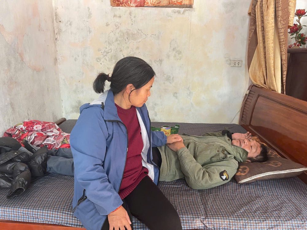 The accident not only caused Mr. Pham Van Luat to suffer traumatic brain injury, leaving many sequelae, but also pushed his family into prolonged poverty... Photo: Quynh Chi