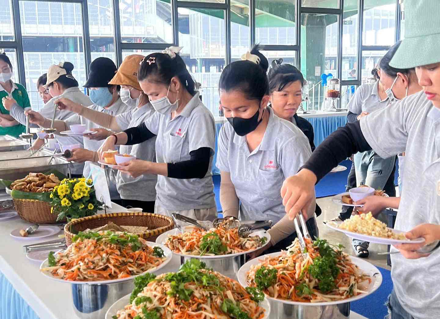 The Trade Union coordinates with the Board of Directors of Longwell Co., Ltd. to organize a buffet party to show gratitude to 5,500 employees. Photo: HAC