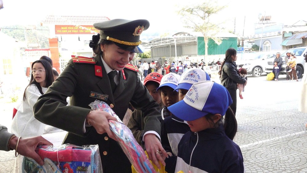The Trade Union of Lam Dong Provincial Police has just presented 350 gifts to students at 3 primary schools in D'Ran commune. Photo: Quang Huy
