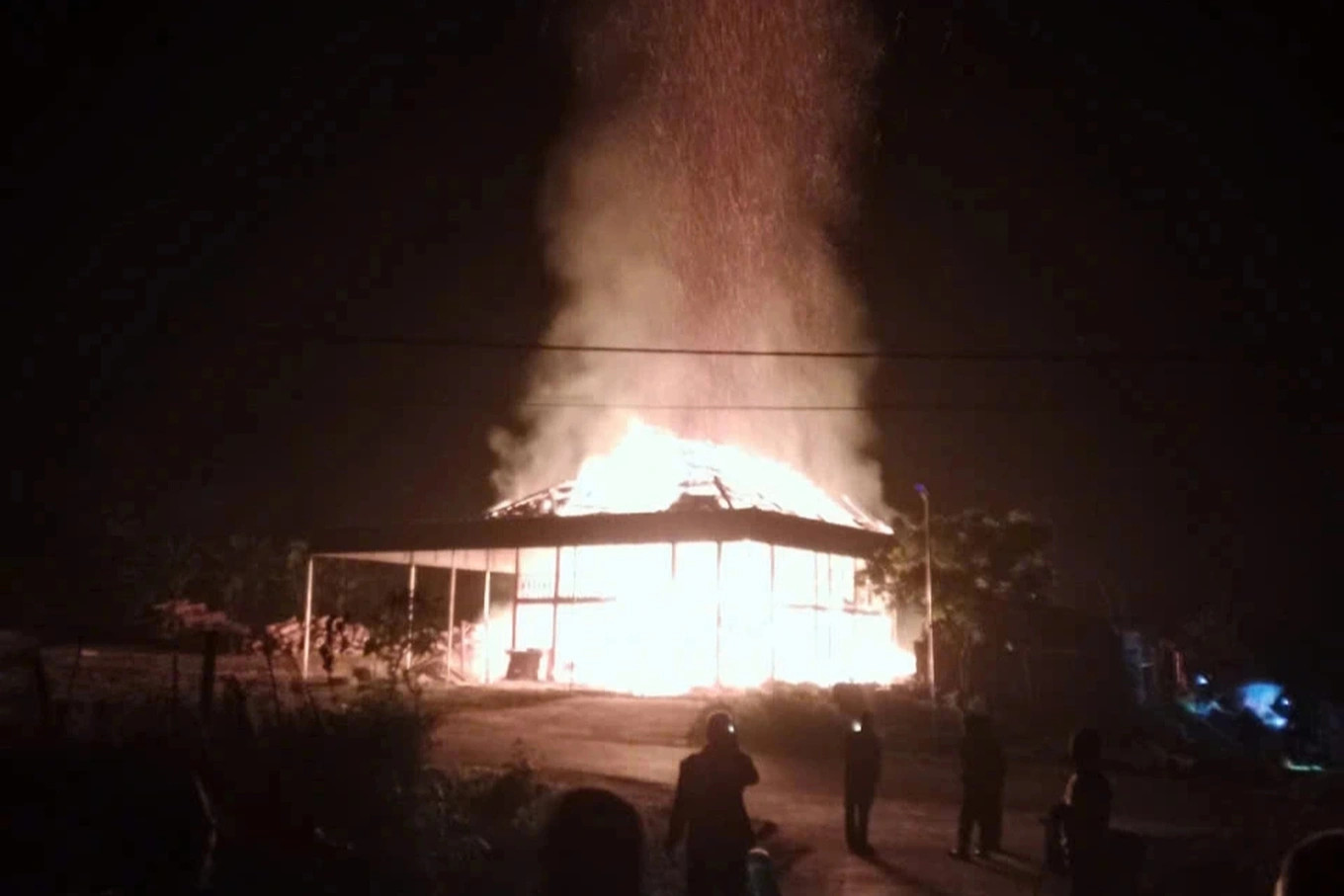 N.V.D. 씨(1979년생, 응에안성 찌레면 나키치 마을 거주)의 새로 완공된 나무 바닥 주택이 1월 12일 밤 갑자기 불이 났습니다. 사진: 응옥안