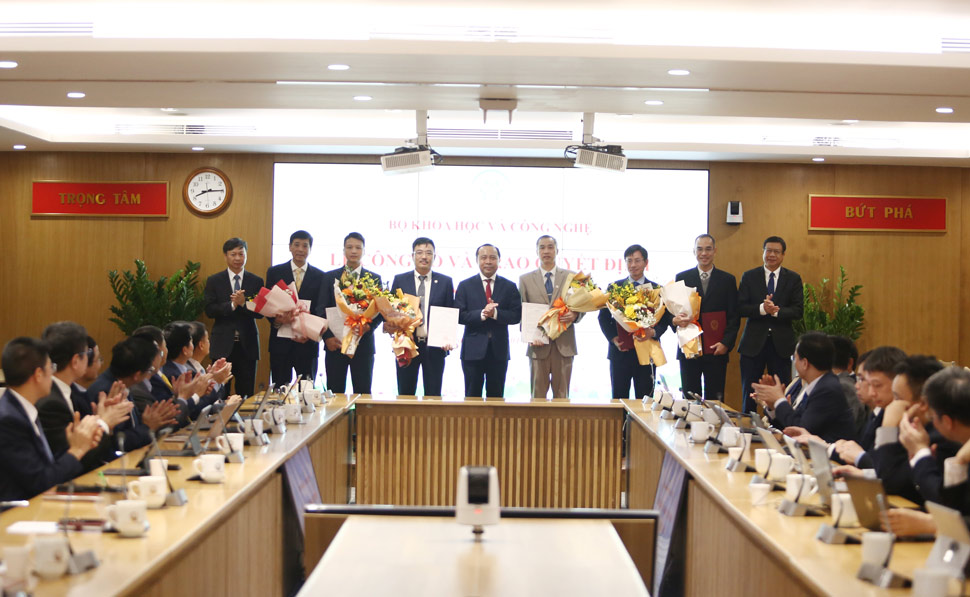 Lanh dao Bo Khoa hoc va Cong nghe trao quyet dinh cho cac can bo duoc bo nhiem. Anh: Hao Thien