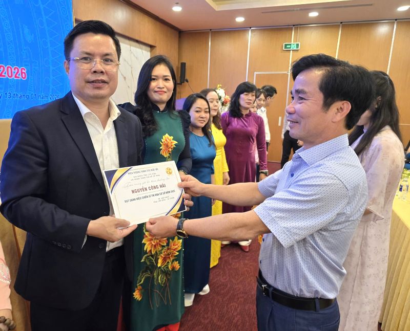 Mr. Nguyen Manh Ha - Director of the General Confederation Guesthouse (right) awards certificates of merit to individuals of the General Confederation Guesthouse - Ho Chi Minh City Branch who achieved the title of Grassroots Emulation Soldier in 2025. Photo: Nam Duong