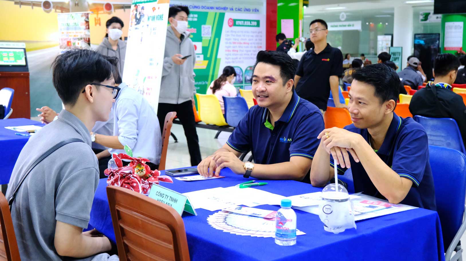 Can Tho City's labor market in 2025 witnessed a clear change in job search trends. Photo: My Ly