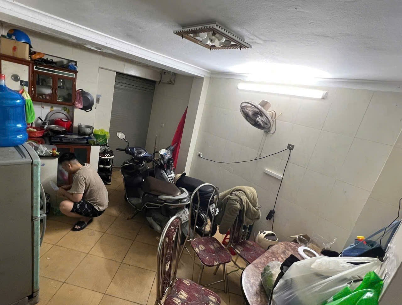 With a salary of 11 million VND/month, Mr. Hanh lives "struggling" in the city. The burden of rent, food... makes young workers face prolonged financial pressure. Photo: NVCC