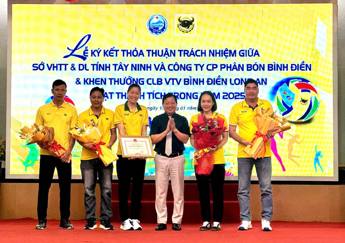 El equipo femenino de voleibol VTV Binh Dien Long An tuvo un año brillante 2025 con el campeonato nacional y el subcampeonato asiatico. Foto: Anh Duy