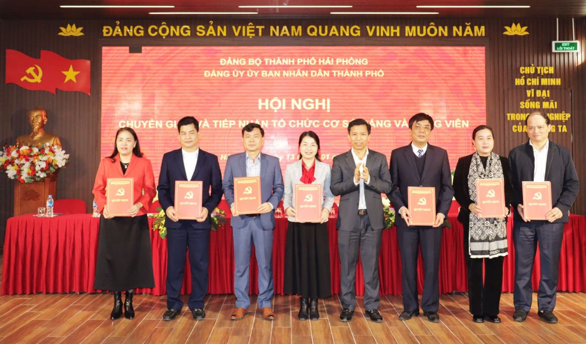 응우옌 홍 빈 시당위원회 조직위원회 부위원장이 당 조직에 결정서를 수여하고 있습니다. 사진: 하이퐁시 정보통신부