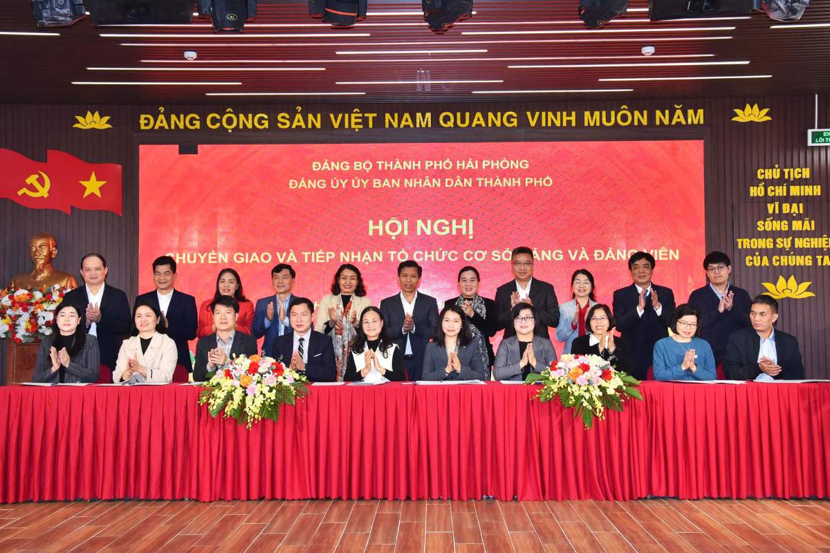 Dang uy cac xa, phuong ky tiep nhan to chuc dang va dang vien. Ảnh: Cong TTDT Hai Phong