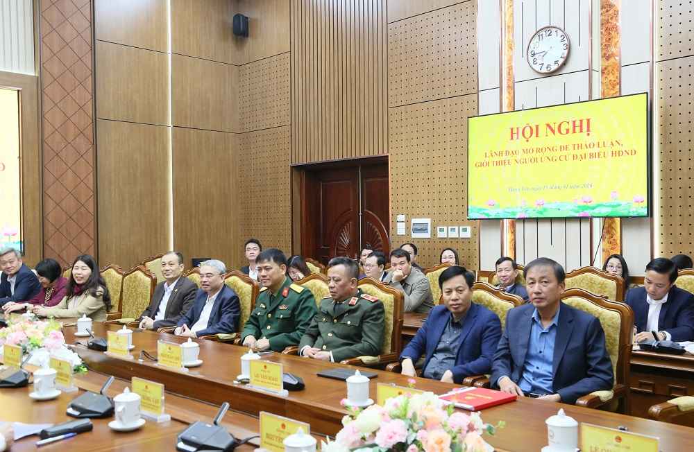 Dai bieu tham gia thao luan tai hoi nghi Ban lanh dao mo rong. Anh: Cong TTDT tinh Hung Yen