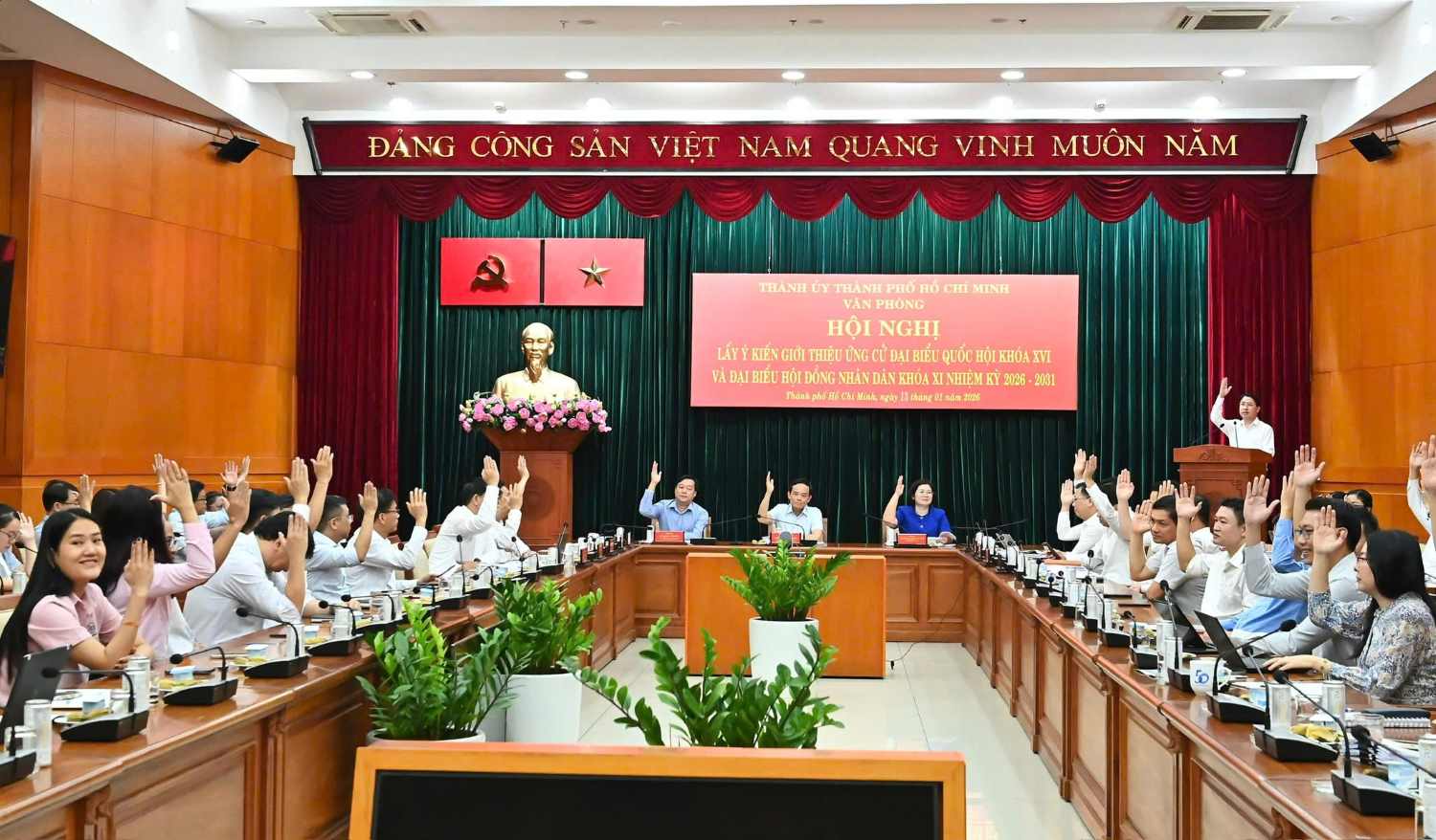 Cu tri bieu quyet nhat tri voi danh sach nguoi duoc gioi thieu ung cu. Anh: Viet Dung