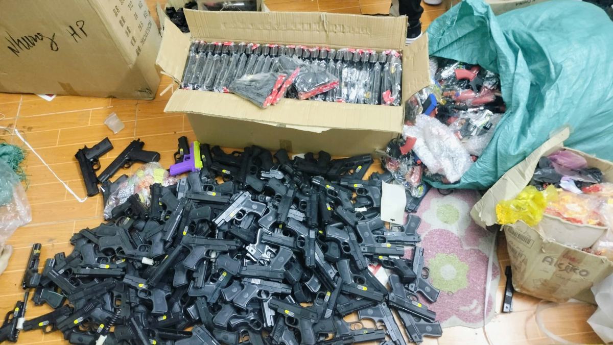 Đ.C.D tự nguyện giao nộp 200 khẩu súng nhựa cùng nhiều loại đạn nổ, đạn bi. Ảnh: Công an TP Hải Phòng