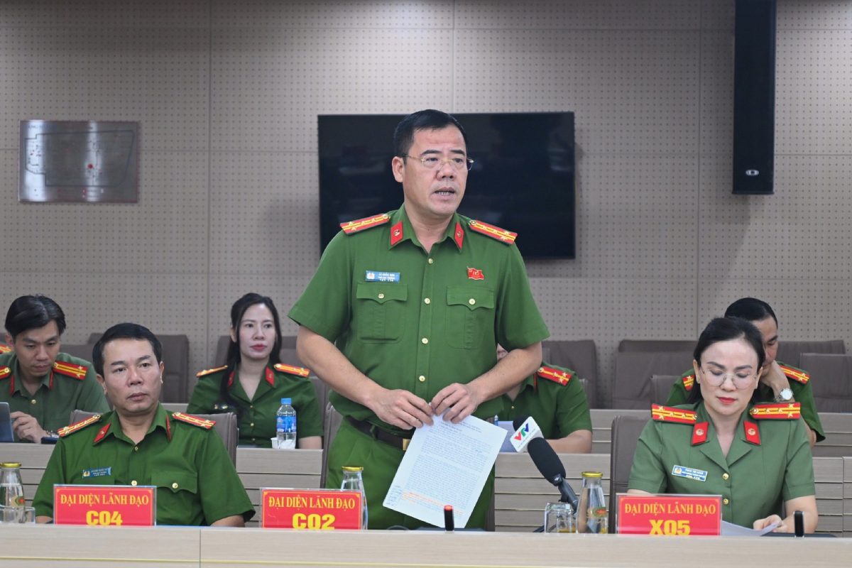 レ・カック・ソン大佐、刑事警察局副局長は、勲章を授与される個人の1人です。写真:フオン・ニャ