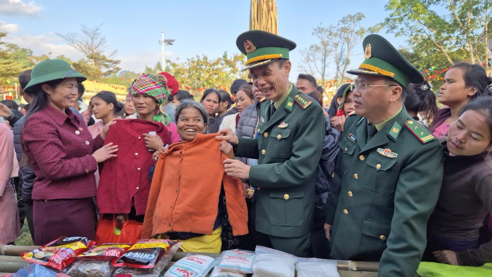 Quang Tri Border Guard brings a warm Tet to the people in the great forest. Photo: Cong Sang