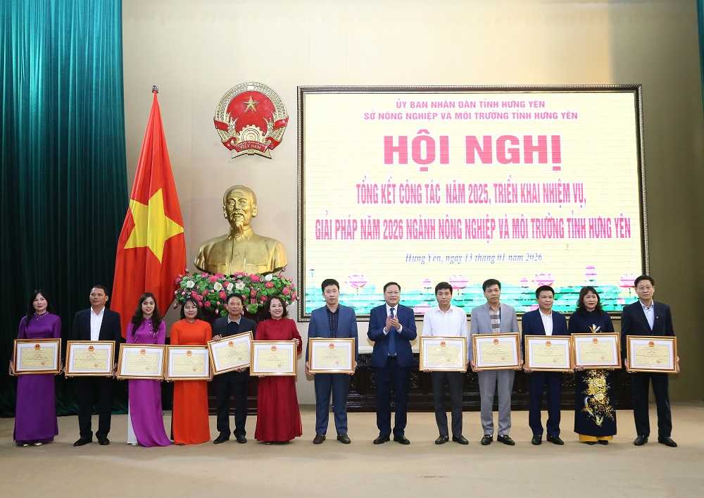 Lanh dao So Nong nghiep va Moi truong tang Bang khen cua Chu tich UBND tinh cho cac ca nhan co thanh tich xuat sac. Anh: Cong TTDT tinh Hung Yen