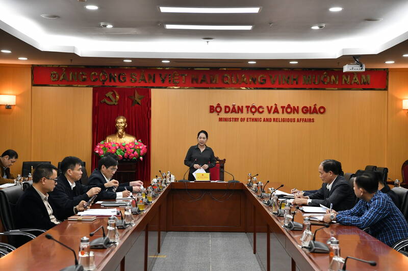 농티하 민족 및 종교부 차관이 부처 산하 5개 특수 학교에 대한 시설 투자 프로젝트에 대해 건설 전문 투자 프로젝트 관리 위원회와 회의를 가졌습니다. 사진: 민족 및 종교부
