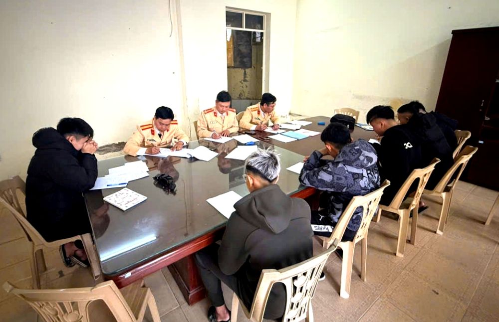 Xu phat hon 100 trieu dong doi voi nhom thanh thieu nien vi pham giao thong, lang lach tren duong. Anh: Cong an Thanh Hoa