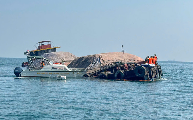 Hai Phong Border Guard promptly rescued a transport ship rammed in Cat Ba sea area. Photo: Hai Phong Border Guard