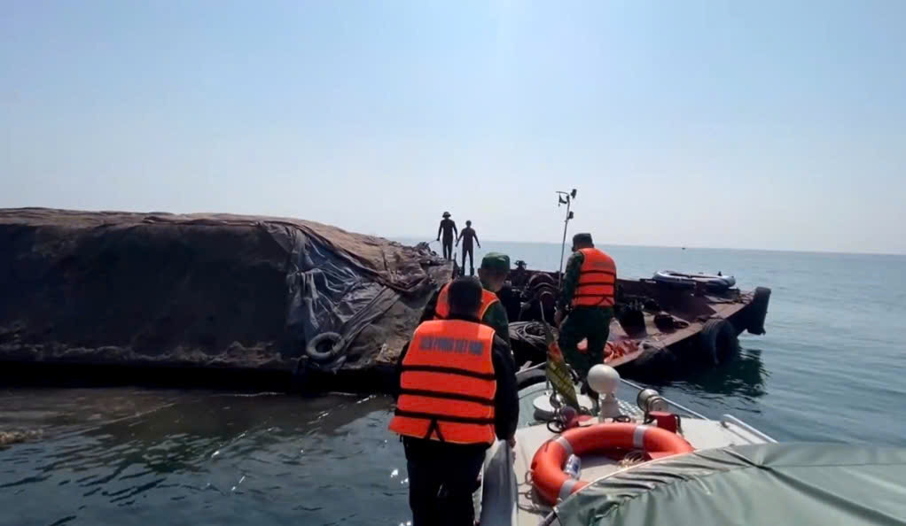 BDBP Hai Phong tiep can tau bi su co. Anh: BDBP Hai Phong