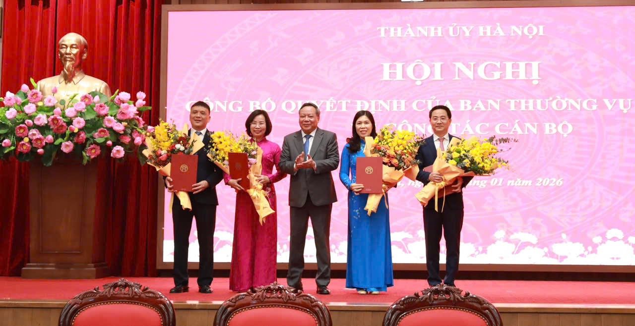 Pho bi thu thuong truc Thanh uy Ha Noi Nguyen Van Phong tang hoa chuc mung cac can bo nhan quyet dinh. Anh: Tran Hoang
