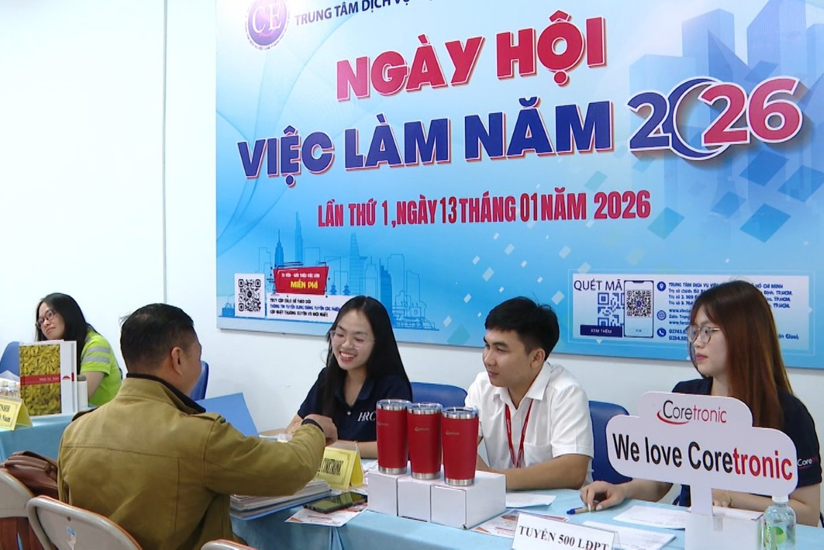 Employees participating in recruitment at the Job Fair in the eastern area of Ho Chi Minh City. Photo: Thanh An
