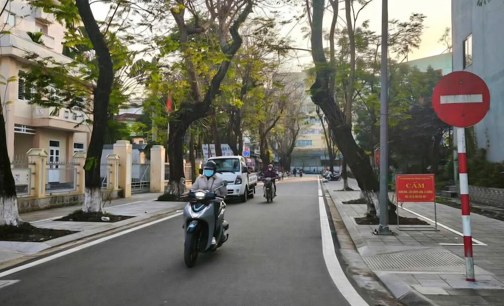 Thuan Hoa Ward People's Committee plants signs prohibiting parking on many roads. Photo: H. Dung