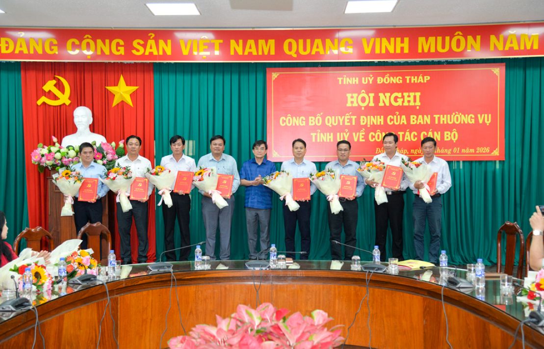 Ong Nguyen Van Muoi - Uy vien Ban Thuong vu Tinh uy, Truong Ban To chuc Tinh uy trao quyet dinh bo tri Chu tich UBND cap xa khong la nguoi dia phuong (dot 2). Anh: Cong thong tin dien tu tinh Dong Thap 