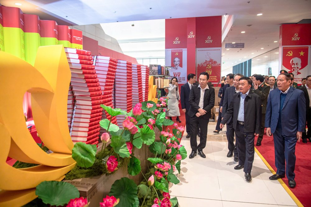 Politburo member, Standing Secretary of the Secretariat Tran Cam Tu chaired the preliminary review of the organizational work serving the 14th Party Congress. Photo: Ai Van