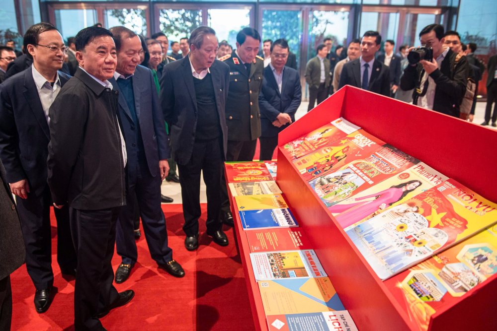 Thuong truc Ban Bi thu Tran Cam Tu va cac dai bieu tham quan mot so khu vuc trung bay tai Dai hoi. Anh: Ai Van