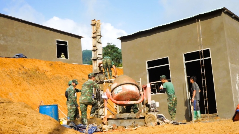 꽝쭝 캠페인은 집을 짓는 것뿐만 아니라 다낭 고지대 사람들에게 평화를 재건하는 것입니다. 사진: 응우옌 호앙