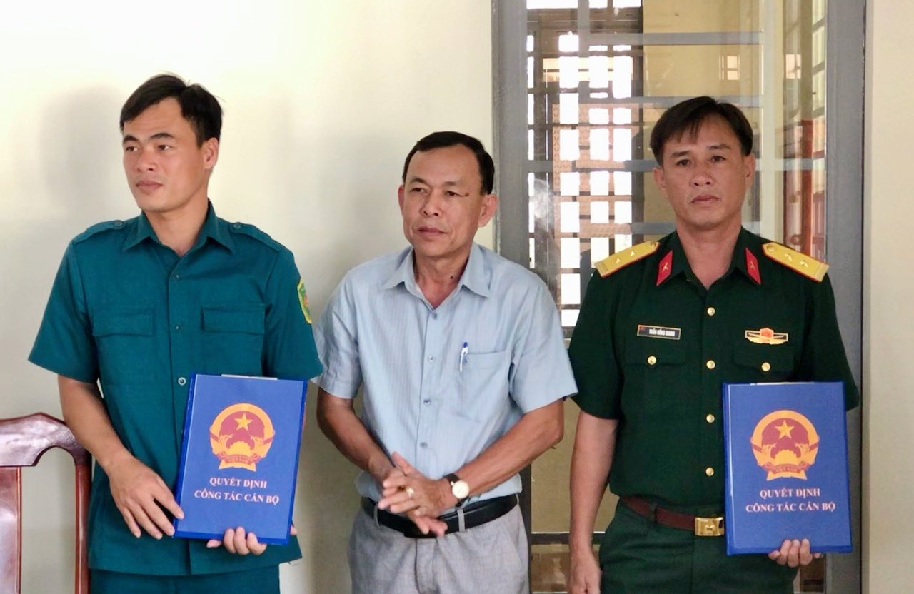 Trao quyet dinh cho cac can bo. Anh: Nghia Thanh