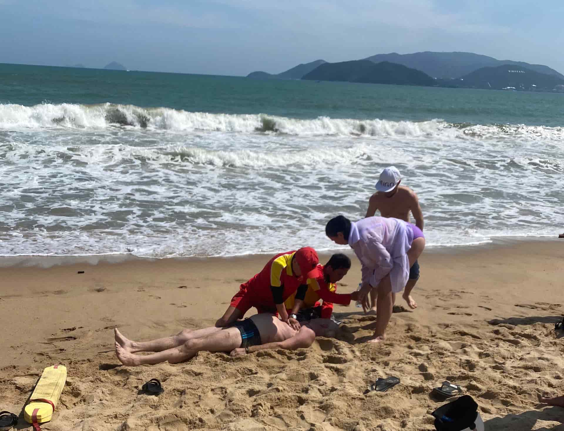 나트랑 해변에서 수영하다가 파도에 휩쓸린 외국인 관광객을 적시에 구조했습니다. 사진: 득 타오