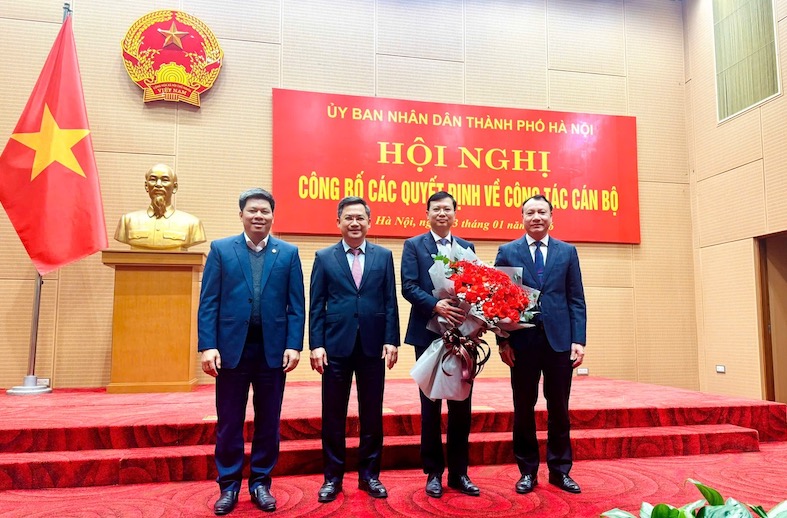 PGS.TS Nguyen Van Hien duoc trao quyet dinh bo nhiem vi tri Giam doc So Giao duc va Dao tao Ha Noi. Anh: Minh Hang