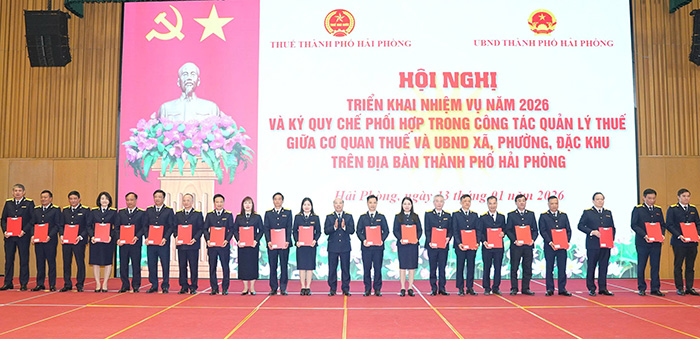 Truong Thue TP Hai Phong Nguyen Tien Truong trao Quyet dinh giao nhiem vu nam 2026 cho cac don vi thuoc va truc thuoc Thue thanh pho. Anh: Cong TTDT Hai Phong