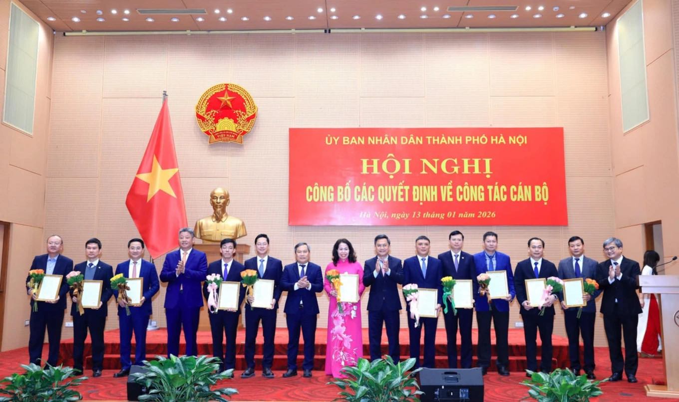 Leaders of the City Party Committee and Hanoi People's Committee awarded decisions and flowers to individuals who were transferred and appointed. Photo: Thanh Hai