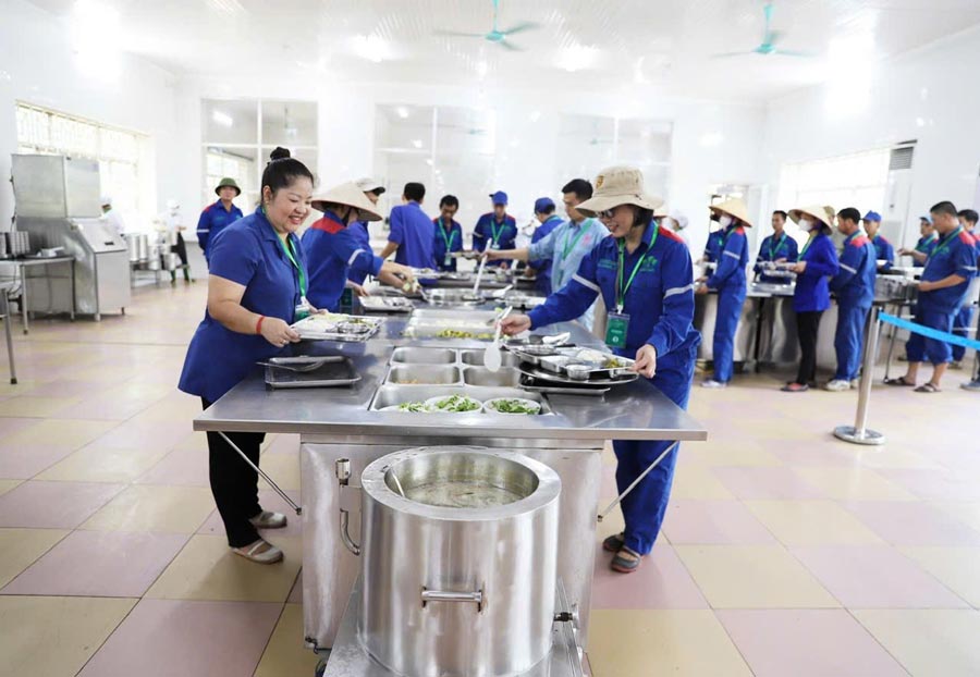 Employees of Lam Thao Super Phosphate and Chemical Joint Stock Company participate in shift meals at the unit. Photo: Xuan Tung