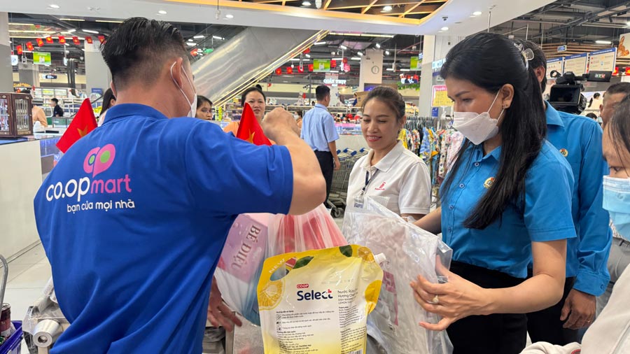 Union members shopping at supermarkets in a program organized by the Lam Dong Provincial Labor Federation. Photo: Duy Tuan