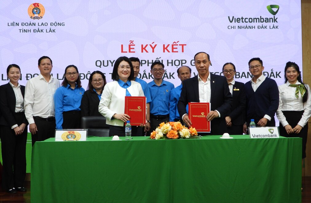 Vietcombank Dak Lak and the provincial trade union signed a coordination regulation between the two units. Photo: Bao Trung