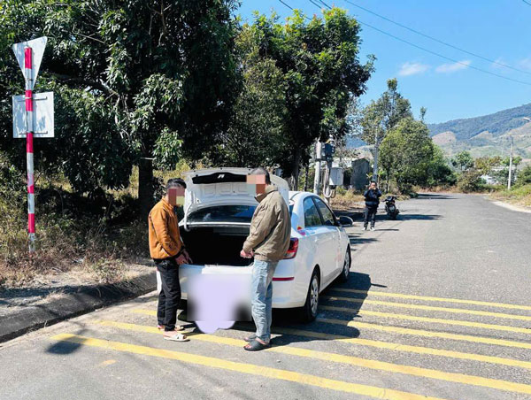 Hai đối tượng trộm cắp cà phê bị phát hiện, bắt giữ. Ảnh: Công an 